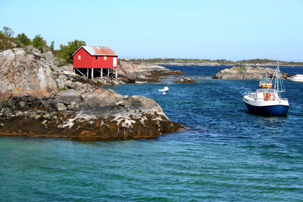 Kystlagets Brygge ligger p� Vegstein, et gammelt handelssted der det tidligere var handel med fisk og butikk. Der er ogs� en fin havn med sandstrand som det er fint � bade eller dra opp kajakk eller rob�t.